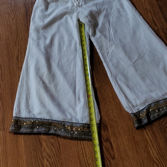 Womens capri pants white emblem on bottom - Picture 3 of 5